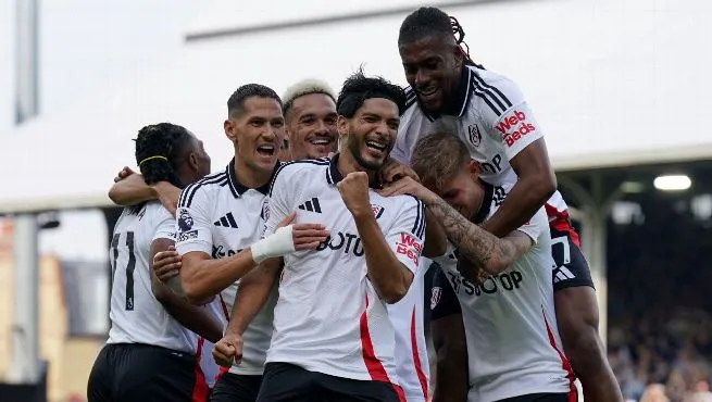 战术解析：攻防转换与对手防线应对